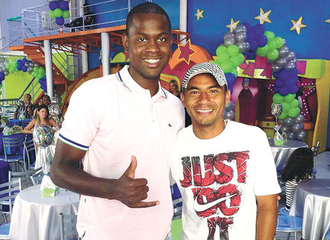 Defensor. Jeferson Lopes (izq.) con un amigo, en Río de Janeiro.