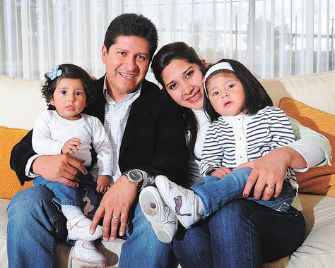 Descanso. El director técnico Eduardo Villegas junto a su familia en su hogar.