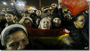 Los cantos en español llenaron la plaza de San Pedro.