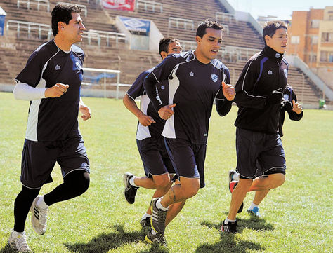 Uruguayo. William Ferreira (centro) trota en una práctica junto a Lorgio Álvarez y Nelson Cabrera.