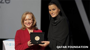 Vicky Colbert recibe el premio Wise de manos de la jequesa Sheikha Moza bint Nasser, Presidenta de Fundación Qatar. Foto: Qatar Foundation