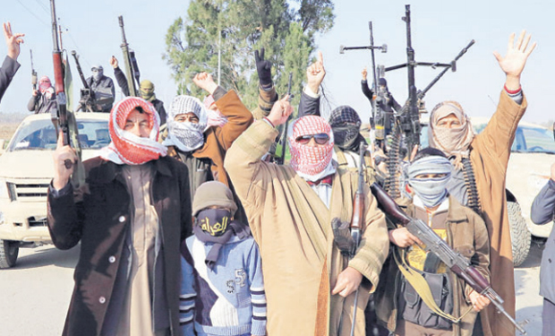 Civiles armados celebran ayer con el puño en alto en una calle de Ramadi.