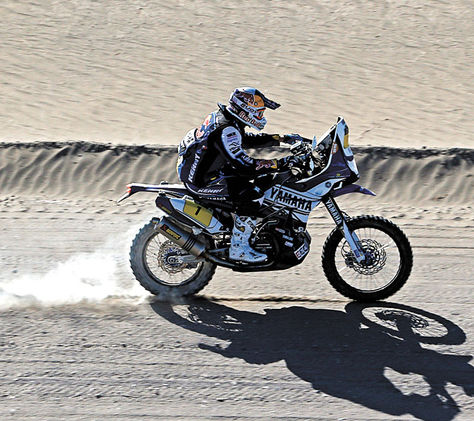 Batallador. El francés Cyril Despres encara una recta a toda velocidad en su motocicleta Yamaha. Ayer se rezagó bastante, pero anticipó que dará lucha para recuperar terreno.