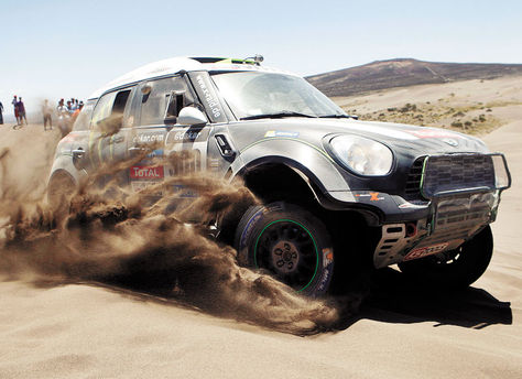 Líder. El Mini de Stéphane Peterhansel, durante la segunda etapa de la carrera, que el francés ganó.