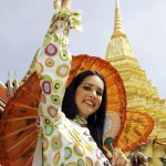 Mónica Spear durante su participación en el certamen Miss Universo 2005, en un paseo por Wat Phra Kaew, Templo del Buda Esmeralda de Bangkok (Foto Reuters)