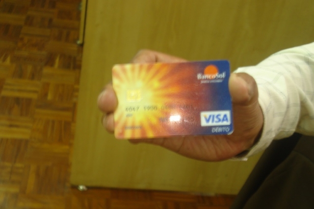 ASFI: Bancos no deben cobrar por reemplazo de tarjetas magnéticas