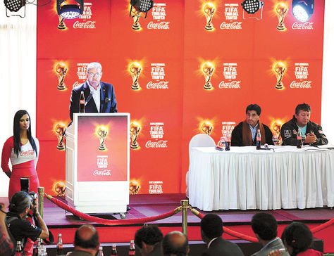 Acto. Embol, embotelladora de Coca-Cola en el país, presentó ayer la llegada del trofeo a La Paz.