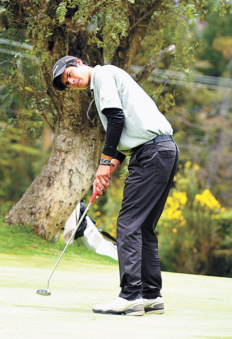El boliviano Alejandro Molina durante uno de los partidos de golf. Foto: Pedro Laguna