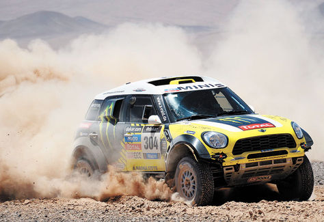 Arriba. El piloto español de autos, ‘Nani’ Roma, levanta polvo en la octava etapa; es el primero en su categoría.