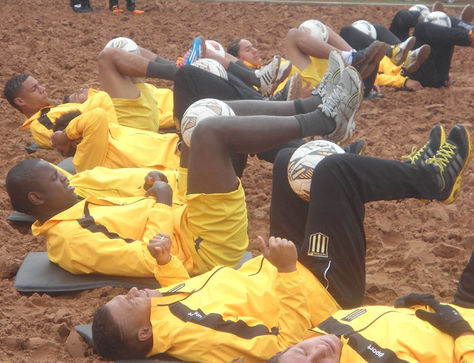 Atigrados. The Strongest contrató al delantero panameño Boris Alfaro (izq.) y al zaguero central brasileño Jeferson Lopes, quienes se entrenan en Achumani desde el martes.
