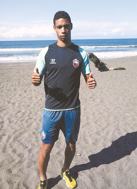 Boris Alfaro a orillas del mar, en su natal La Chorrera. Foto: Cortesía Boris Alfaro.