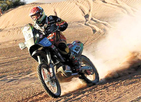 Competencia. El piloto boliviano Juan Carlos Salvatierra levanta polvo con su moto, en el recorrido de la etapa de ayer, la cual tuvo varios sectores arenosos y montañosos.