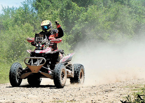 Corriendo. Con el puño en alto, Wálter Nosiglia pasa rumbo a la meta en Salta.