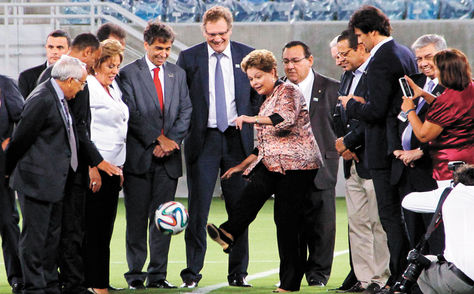 La presidenta Dilma Rousseff da la patada inicial ayer en Natal. Foto: EFE