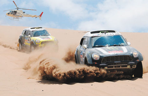 Disputa. El coche Mini de Stéphane Peterhansel (der.) supera al español ‘Nani’ Roma en un tramo de la etapa entre El Salvador y La Serena.