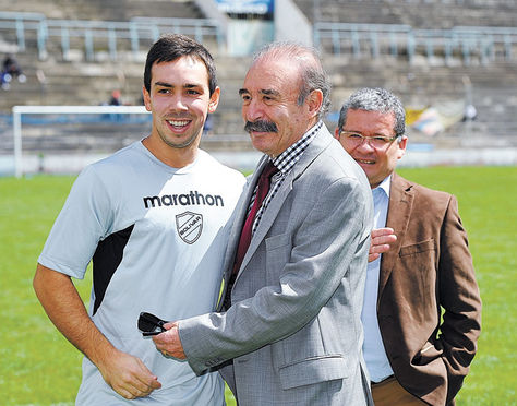 Encuentro. Lizio (izq.) junto con el presidente de Bolívar, Guido Loayza, en un entrenamiento del plantel, en Tembladerani.