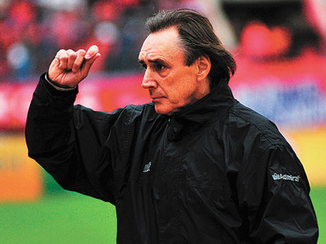 Entrenador. El español Miguel Portugal en una práctica académica.