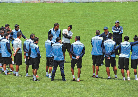 Evaluación. Vladimir Soria imparte la charla. Ayer Bolívar bajó del avión a la cancha.