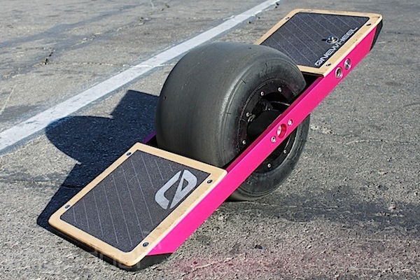 El monopatín de una rueda Onewheel te transportará con equilibrio propio