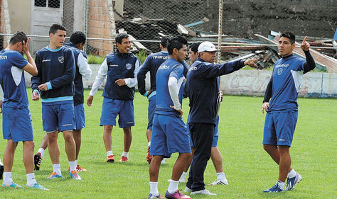 Instrucción. El director técnico Vladimir Soria da instrucciones a Rudy Cardozo y Luis Gutiérrez. Foto: Víctor Gutiérrez