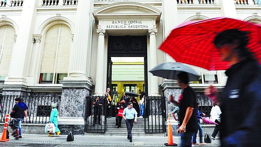 Llueve sobre el Central. Las reservas siguen cayendo. El Gobierno espera los agrodólares. / MARIO QUINTEROS