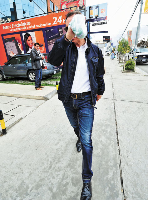 La Paz. Miguel Portugal, en Calacoto, trata de evitar el contacto con La Razón. Foto: Miguel Carrasco