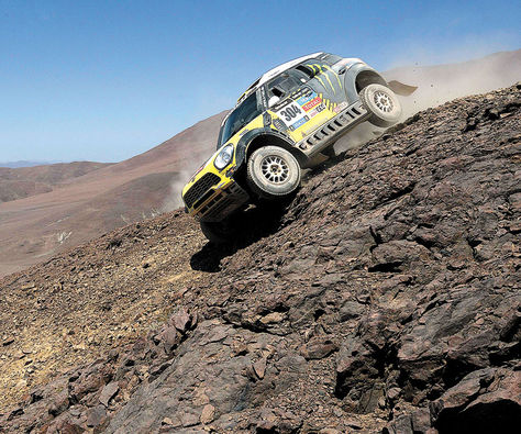 Nani. El coche Mini baja por un cerro bastante complicado, lleno de piedras y polvo, un terreno de la undécima etapa.
