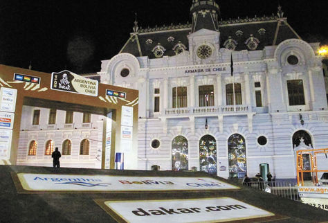 Preparativos. La plaza Sotomayor, en Valparaíso, donde está la rampa en la que se pondrá punto final al Dakar de este año.