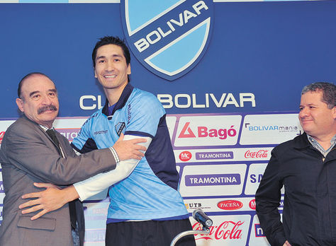 Presentación. Pedriel (centro), en su presentación con Loayza. Observa el gerente César Vento.