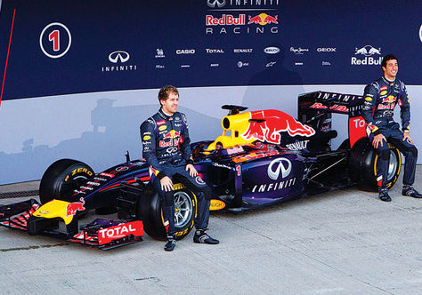 Prototipo. Vettel (izq.) y Ricciardo junto al nuevo Red Bull.
