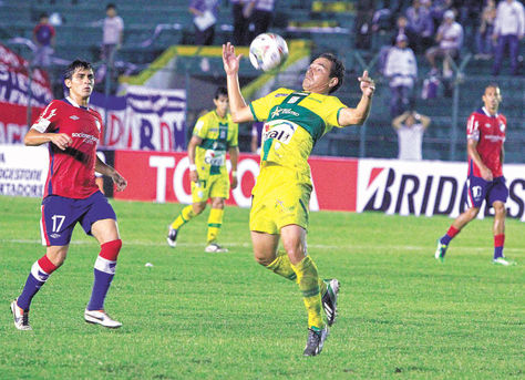Regreso. El mediocampista Gualberto Mojica domina el balón en el partido de Oriente contra Nacional.