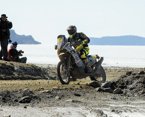 Salar. En el fondo, el mar de sal. Los competidores no ingresaron en él, lo bordearon para irse rumbo a Chile.