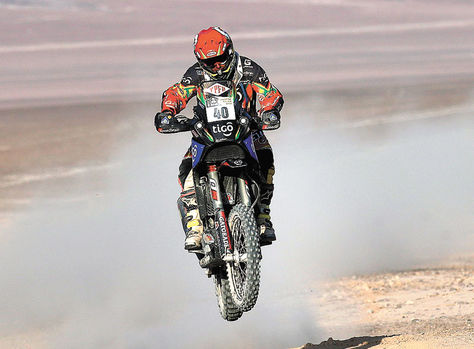 Salto. El piloto Juan Carlos Salvatierra se eleva con su moto en su sector de arena de la etapa de ayer.