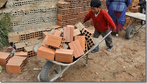 Se estima que 850.000 niños y adolescentes trabajan en Bolivia.