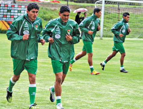 Selección. Rony Jiménez y Edward Zenteno, en una práctica anterior de la Verde en La Paz.
