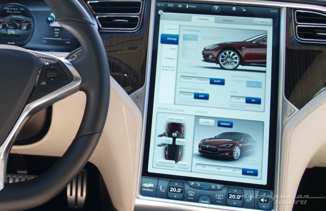 Tesla Model S consola central táctil