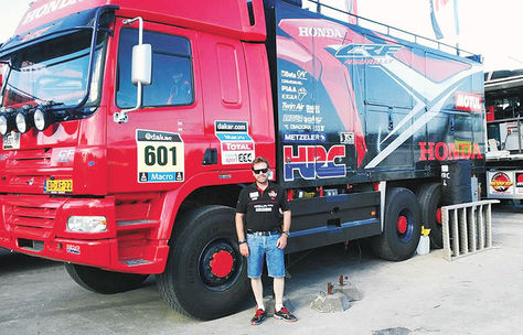 Vehículo. Nosiglia posa junto a un camión Honda en el Parque Cerrado, donde ingresaron las máquinas y carros de auxilio.