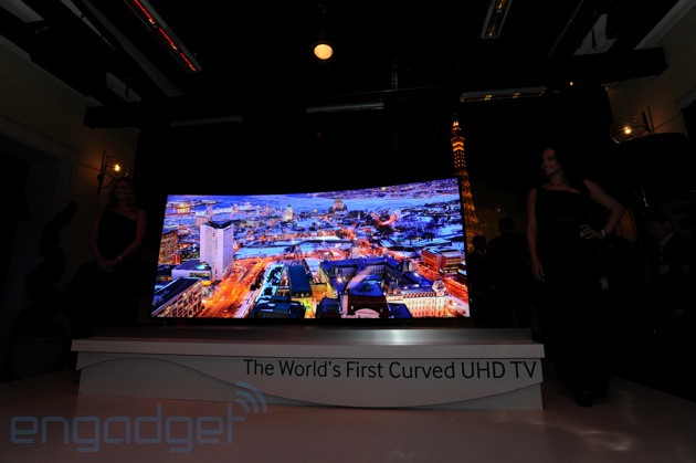 Samsung UHD TV curvada de 105 pulgadas vista de cerca