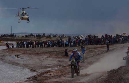 Octava-etapa-del-Dakar-parte-de-Bolivia-con-masiva-concurrencia-a-orillas-del-salar