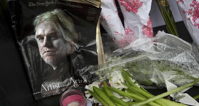 Muestras de respeto y condolencias enfrente de la casa del actor...