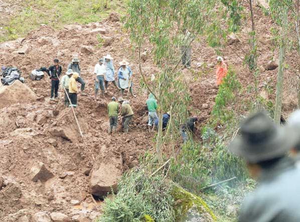 Los trabajos de búsqueda en la comunidad de Chullpakasa en Morochata. DICO SOLIZ