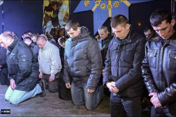 Policías ucranianos son obligados a pedir perdón de rodillas, anteanoche en Lvov. - elpaís.com Agencia Policías ucranianos son obligados a pedir perdón de rodillas, anteanoche en Lvov. - elpaís.com Agencia