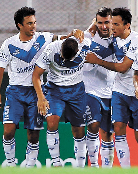 Alegría. Los jugadores de Vélez celebran el gol de Fernando Tobio.
