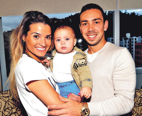 Boliviano. Lizio con su esposa Tona Ibáñez y su pequeño hijo Santino celebraron su naturalización. 