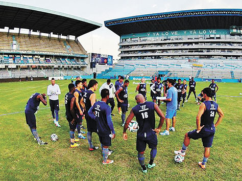 Los jugadores del Emelec durante una práctica en el estadio Capwell en Guayaquil, junto a Gustavo Quinteros. Foto. Rodrigo Figueroa 