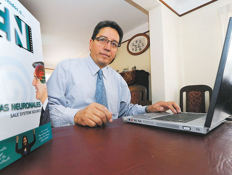 Científico. John Paz Soldán en su oficina de la ciudad de La Paz, luego de la entrevista con La Razón.