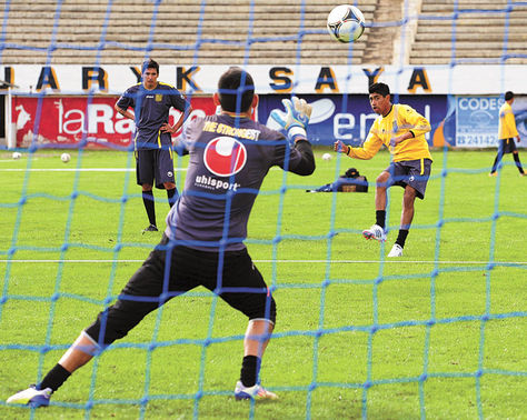 Definiciones. Raúl Castro (der.) remata un balón al arco que es custodiado por Gonzalo Lino.