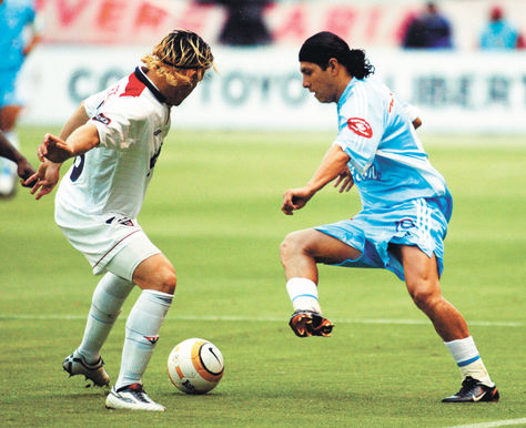 Diego Cabrera (der.) intenta superar la marca de un rival en el partido jugado en 2005 en la capital ecuatoriana.  Foto: Reuters 