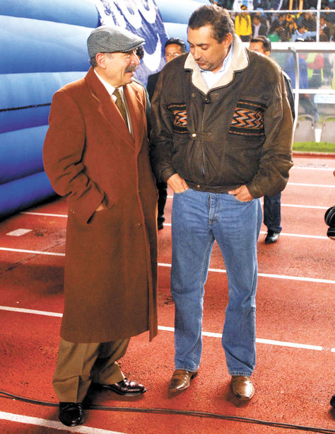 Encuentro. Guido Loayza (izq.), presidente de Bolívar, y Kurt Reintsch, del Tigre, en la previa del clásico de hace una semana.