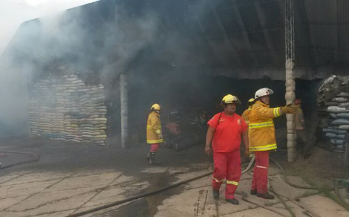 Incendio-en-un-almacen-industrial-en-Cotoca-deja-graves-danos-materiales